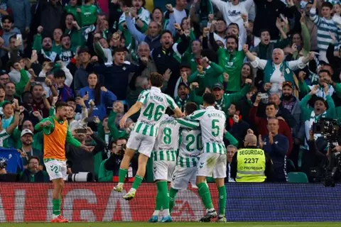 ريال بيتيس وفالنسيا يتقاسمان النقاط في ختام الدوري الإسباني